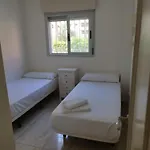 Familiar Con Piscina Y Padel
