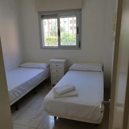 Familiar Con Piscina Y Padel