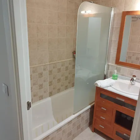 Familiar Con Piscina Y Padel