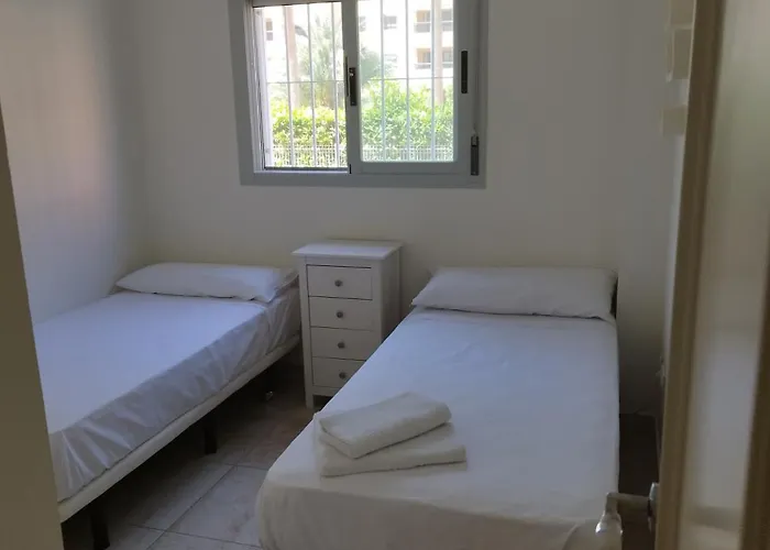 Familiar Con Piscina Y Padel