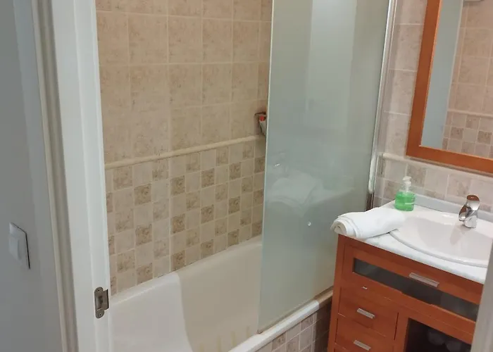 Familiar Con Piscina Y Padel