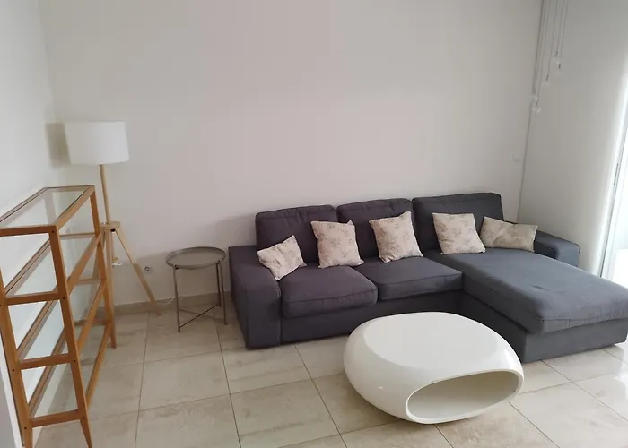 Familiar Con Piscina Y Padel